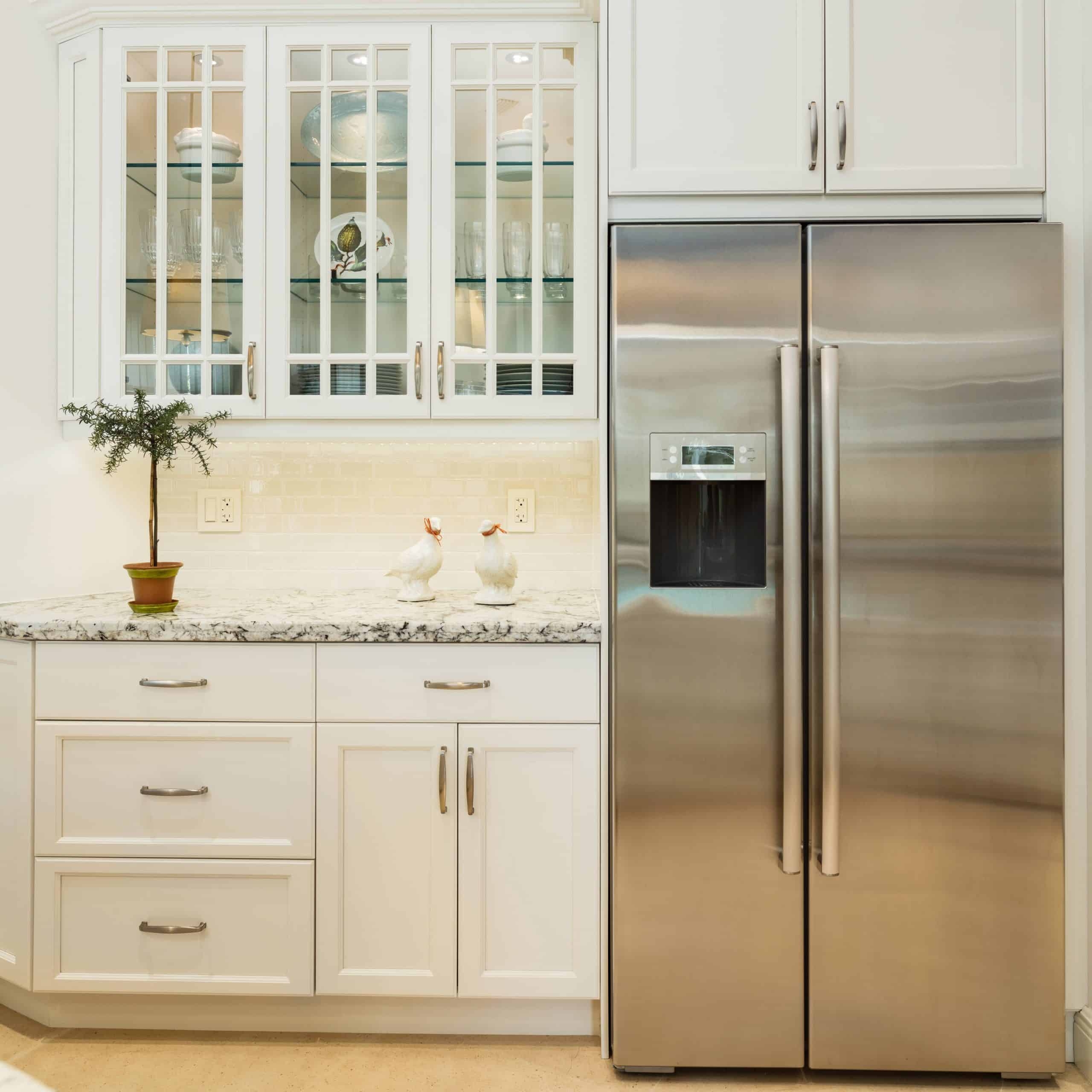 how many watts does a refrigerator draw